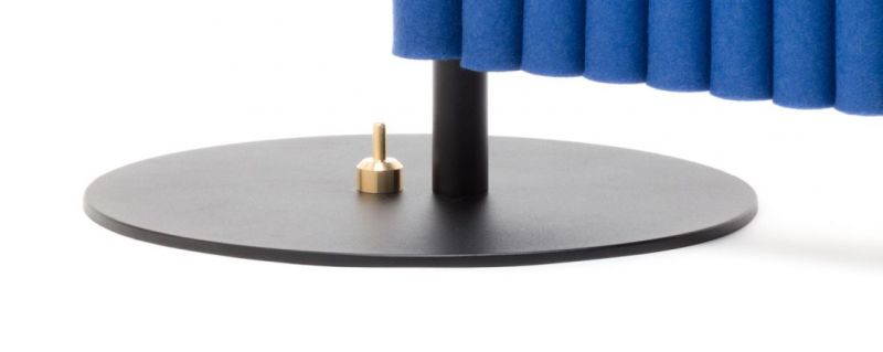 Schwarzer Welle Tellerfuß mit Filzgleiter und Adapter für Hey Sign Paravent, geeignet für die Mittelposition.